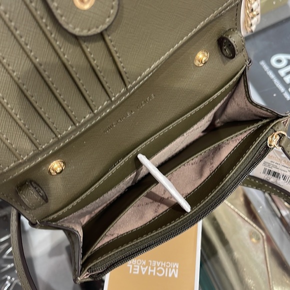 MICHAEL KORS
Jet Set Travel Medium Logo Smartphone Leather Crossbody
OLIVE
NWT - Picture 8 of 16